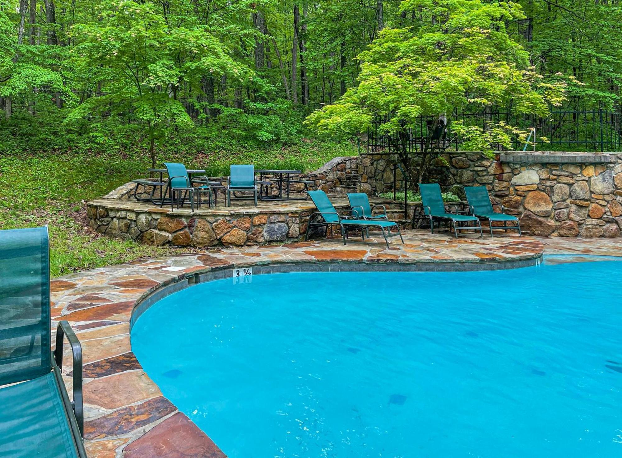 Chalet W Hot Tub, Large Deck, Grill, & Fast Wifi Berkeley Springs Kültér fotó